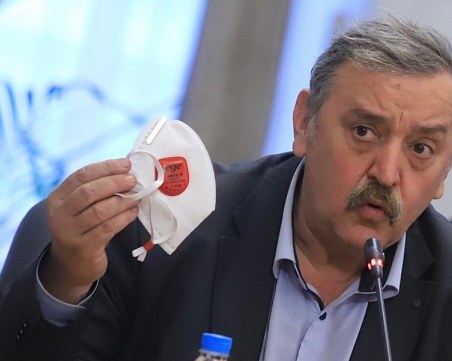 Кантарджиев: Вирусът протича по-леко, но не е за пренебрегване