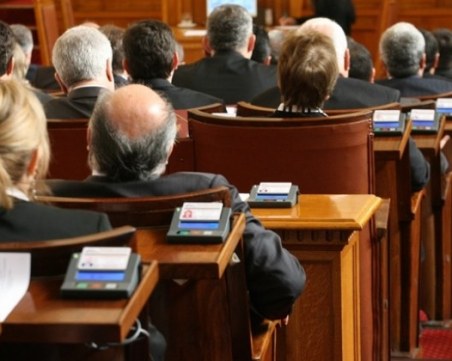 Парламентът не събра кворум, три партии не се регистрираха
