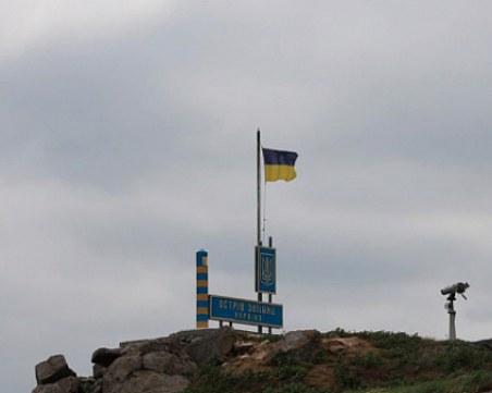 Зеленски: Нека всеки руски капитан види украинския флаг на Змийския остров