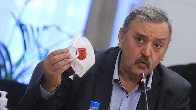 Кантарджиев: Вирусът протича по-леко, но не е за пренебрегване