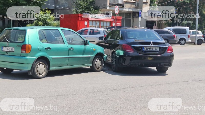Катастрофа между два леки автомобила е станала в Кършияка. Колите