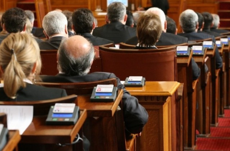 Парламентът не събра кворум, три партии не се регистрираха