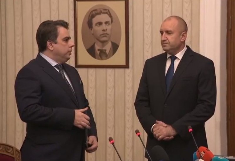 Кандидатът за премиер Асен Василев върна мандата на президента Румен