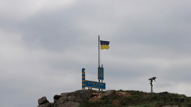 Зеленски: Нека всеки руски капитан види украинския флаг на Змийския остров