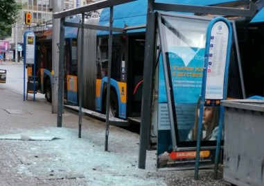 Тролей се блъсна в спирка на столичния булевард Васил Левски