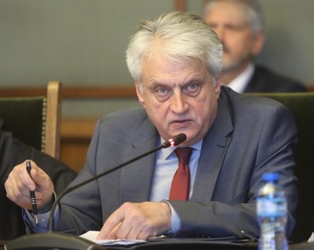 Полицай минал на червено и ударил съпругата на Бойко Рашков