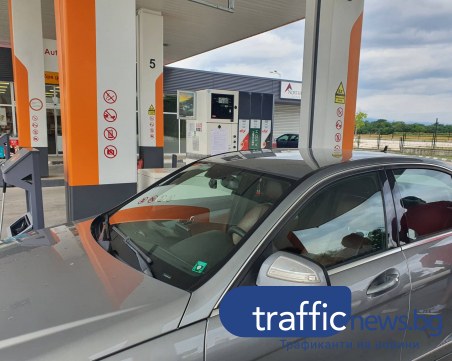 Зареждаме с отстъпката от 25ст. на литър, има леко забавяне на касите