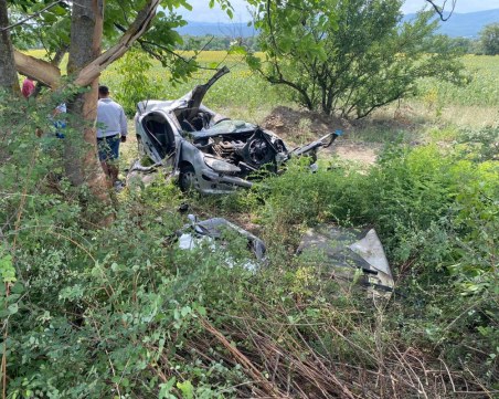 Жестока катастрофа на Подбалканския път, двама загинаха