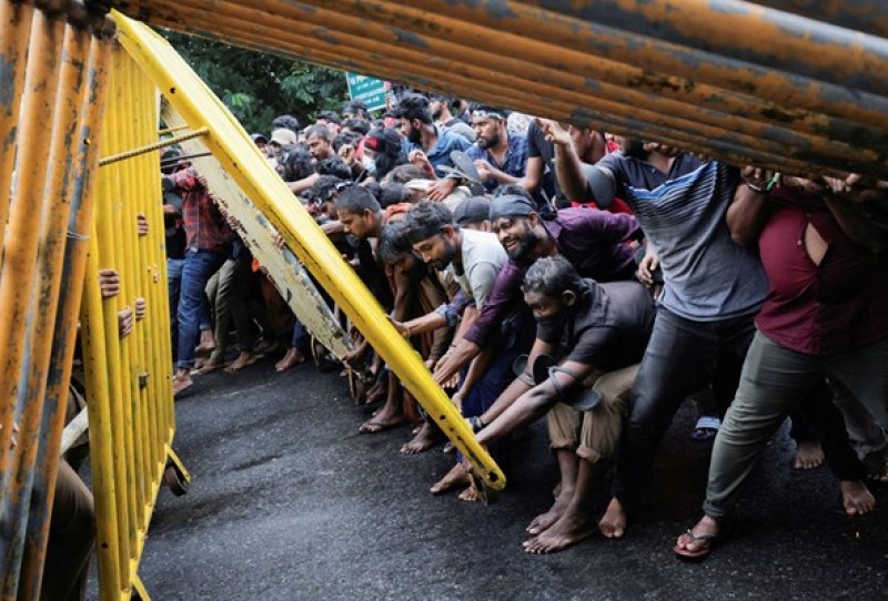 Хиляди протестиращи щурмуваха резиденцията на президента на Шри Ланка