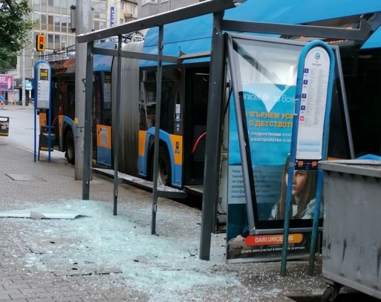 Тролей се блъсна в спирка в София