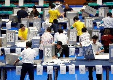 Япония провежда днес избори за горната камара на парламента Избирателните секции