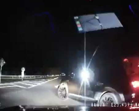 Ново скандално видео на пътя със Семерджиев, пресича пътя на кола и свети с фенерче