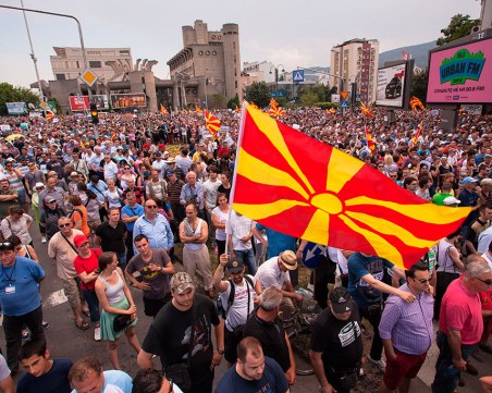 Протестите в Скопие продължават, хиляди крещят 