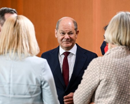 Сексскандал и в Германия: Разследват упоявани ли са жени на парти с канцлера Шолц