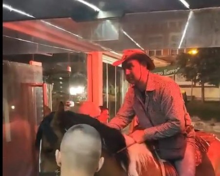 Смолянчанин се опита да влезе с кон в дискотека, идвал от сватба