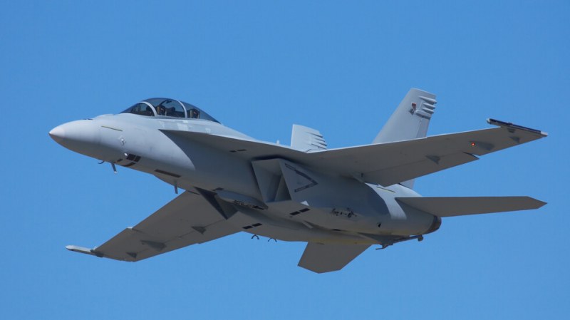 Изтребител F-18 Super Hornet падна зад борда на самолетоносача USS