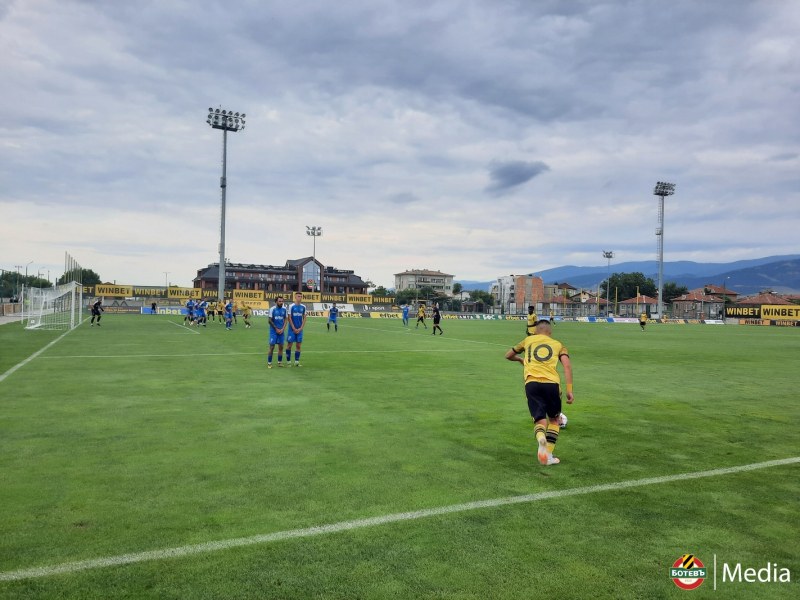 Дублиращият отбор на Ботев (Пловдив) се наложи с 2:0 над