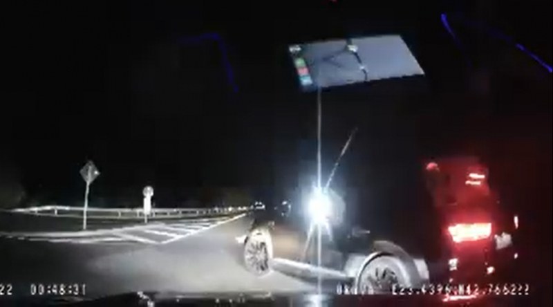 Ново скандално видео на пътя със Семерджиев, пресича пътя на кола и свети с фенерче