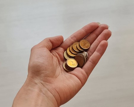 Абсурд и бедност: Доходите на над 70% от българите остават без промяна