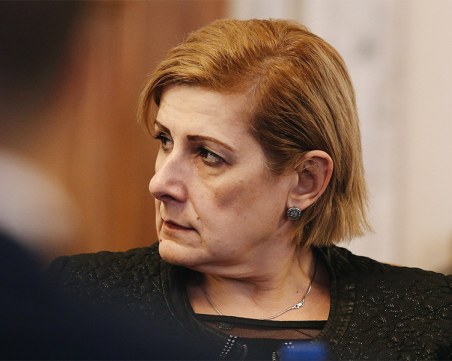 Елена Гунчева: Сервитьорки и таксиджии от Възраждане се канят да управляват България