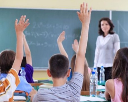 МОН с предложение: 2032 лв. средна учителска заплата