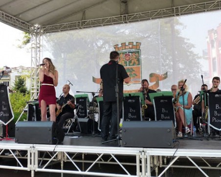 Община Пловдив търси под наем мобилна сцена до 70 000 лв