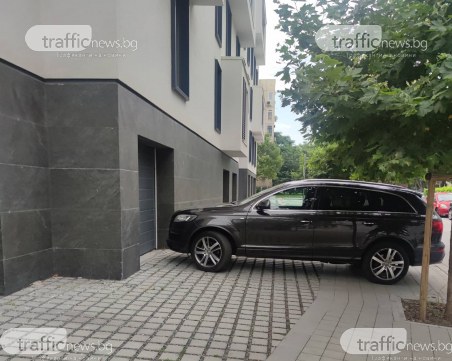 Пловдивчанин ежедневно узурпира тротоар пред гаража си – смята, че му принадлежи