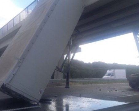 Ремарке се заклещи под мост на АМ 