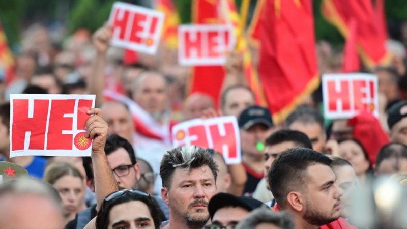 Хиляди отново на протест в Скопие: Не на побългаряването на Македония