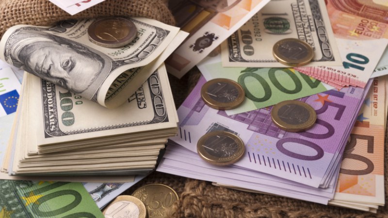 Какви са причините за ръста на долара спрямо еврото