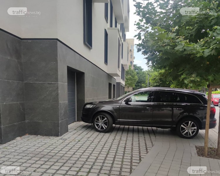 Пловдивчанин ежедневно узурпира тротоар пред гаража си – смята, че му принадлежи