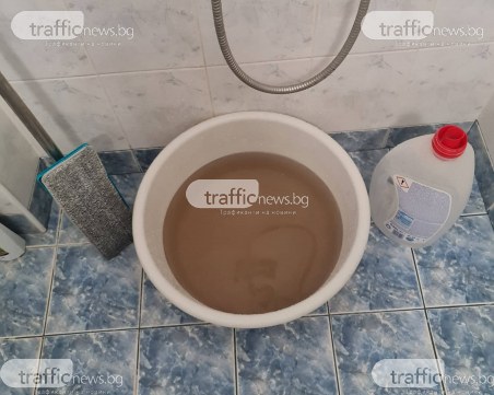 Черна вода потече от чешмите в центъра на Пловдив