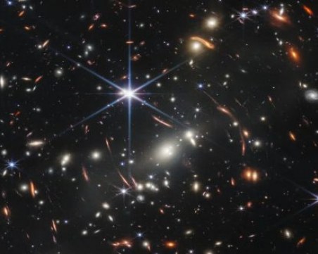 Показаха снимки на древни галактики с помощта на 