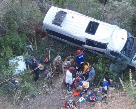 Туристически микробус падна в пропаст в Турция, има ранени