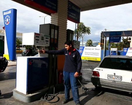 В Гърция предупреждават туристите: По-евтиният бензин обикновено е разреден