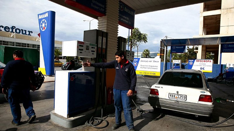 В Гърция предупреждават туристите: По-евтиният бензин обикновено е разреден
