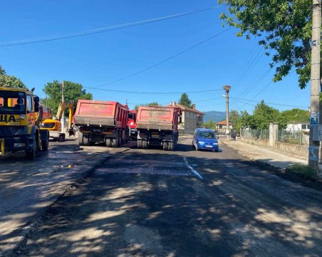 АПИ: Ремонтът на 28 км от пътя Първомай - Асеновград не е спиран