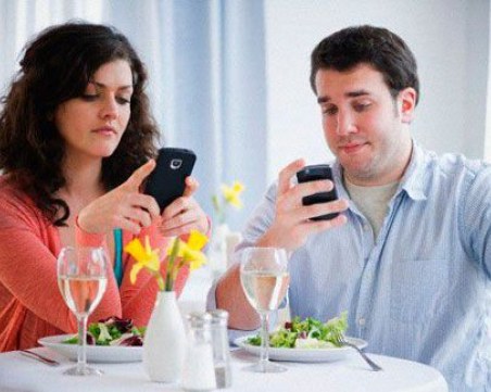 Как телефонът съсипва връзката ни