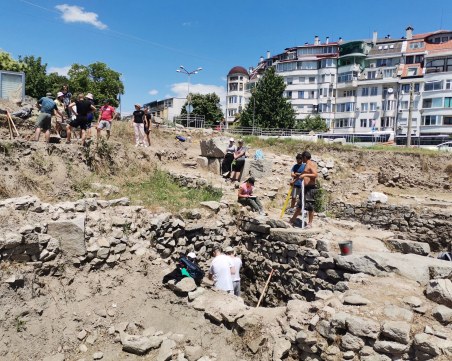 Подновиха разкопките на 