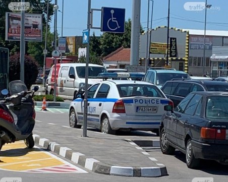 След публикация на TrafficNews: Проверяват полицаите, паркирали на инвалидно място в Пазарджик