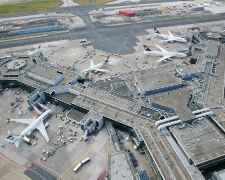 Учители изоставиха 17-годишен ученик на летището във Франкфурт