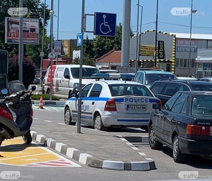 След публикация на TrafficNews: Проверяват полицаите, паркирали на инвалидно място в Пазарджик