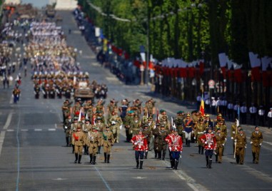 Български гвардейци поведоха за първи път парада за националния празник