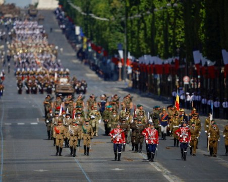 Български гвардейци поведоха военния парад във Франция