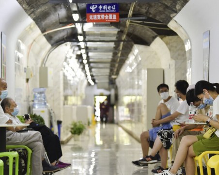 Бивши бомбоубежища приютяват хора в обхванатия от гореща вълна Китай