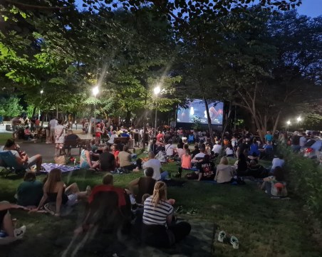 Десетки пловдивчани гледаха кино под звездите в най-новия парк под тепетата