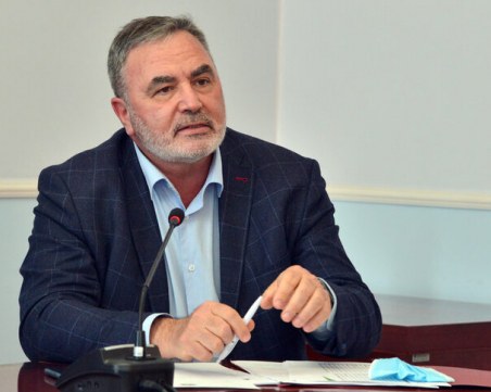 Доц. Кунчев: Засега не се налага носене на маски в градския транспорт и магазините