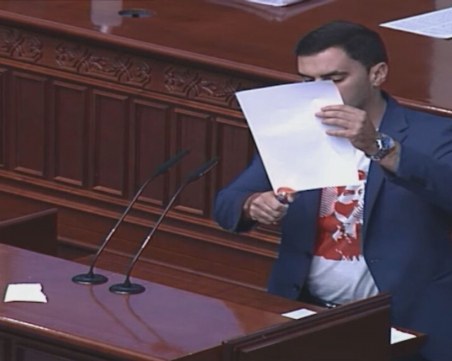 Ескалации в парламента на Северна Македония: Депутат изгори френското предложение
