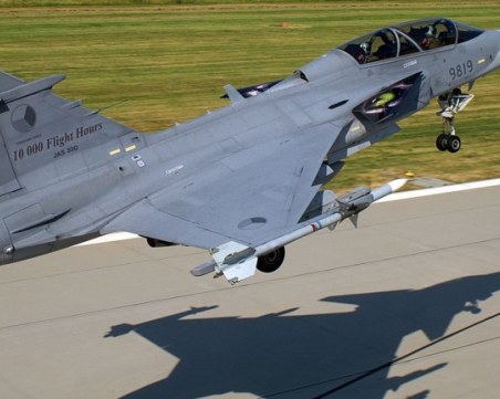 Изтребител от Граф Игнатиево е приземил самолет нарушител