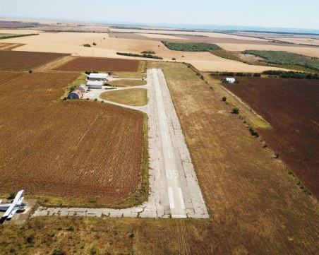 Приземеният от ВВС самолет бил учебен, летял по правилата